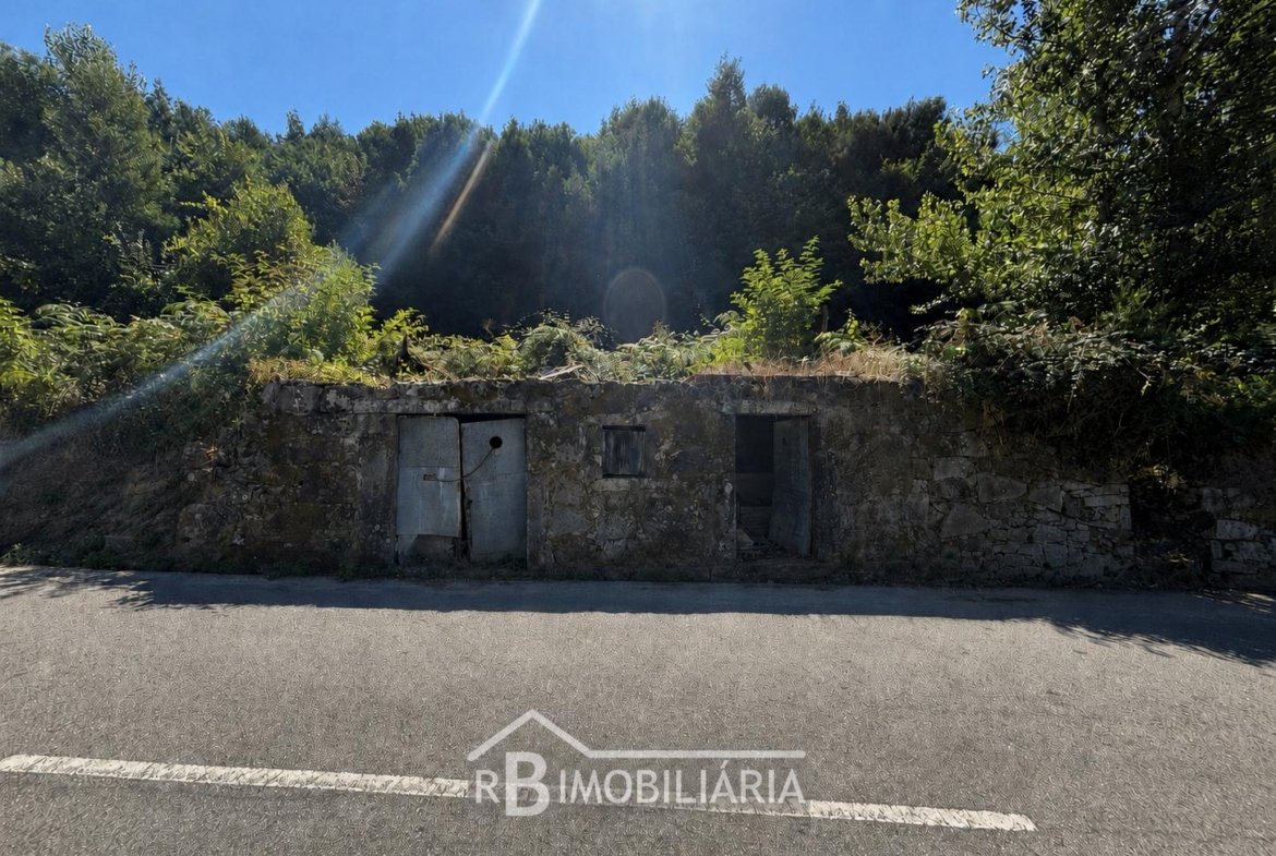 Moradia em Ruínas e Terreno com Projeto Aprovado – Urrô