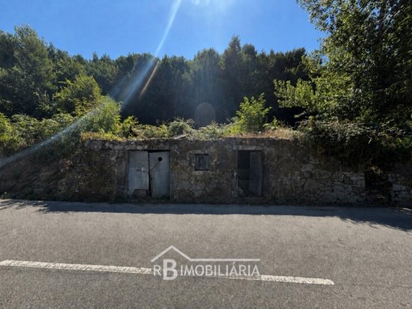 Moradia em Ruínas e Terreno com Projeto Aprovado – Urrô