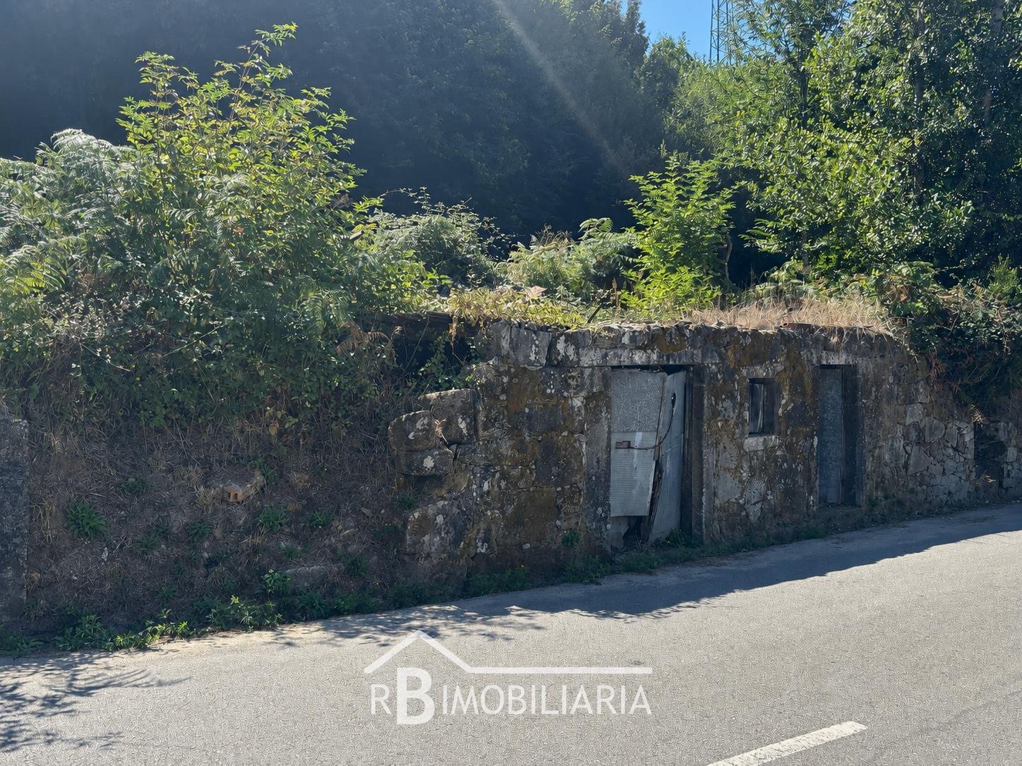 Moradia em Ruínas e Terreno com Projeto Aprovado – Urrô