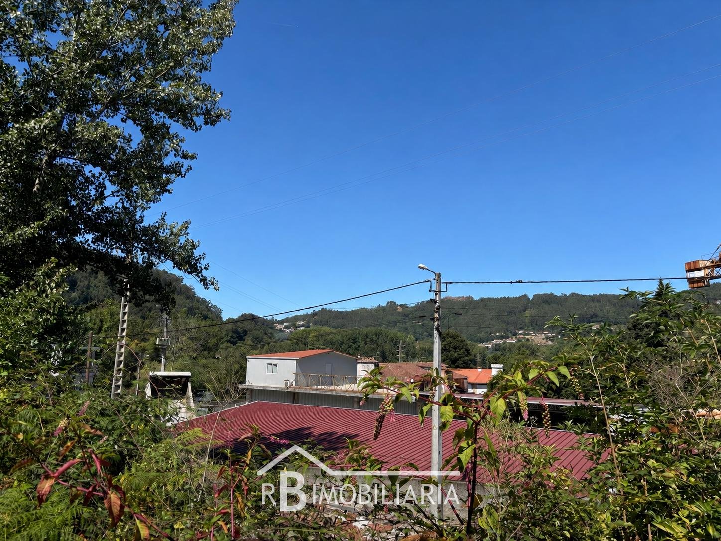 Moradia em Ruínas e Terreno com Projeto Aprovado – Urrô