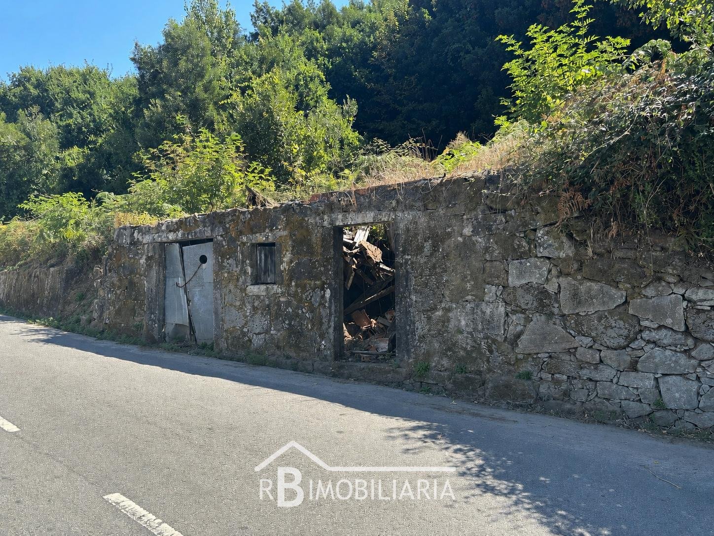 Moradia em Ruínas e Terreno com Projeto Aprovado – Urrô