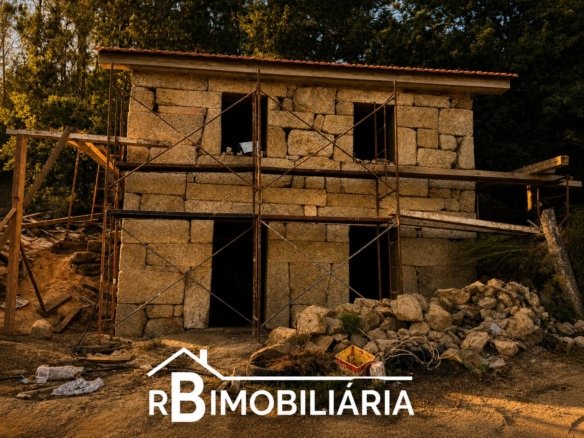Moradia V2 em Pedra com Vista sobre a Albufeira de Ribeiradio – Sejães, Oliveira de Frades