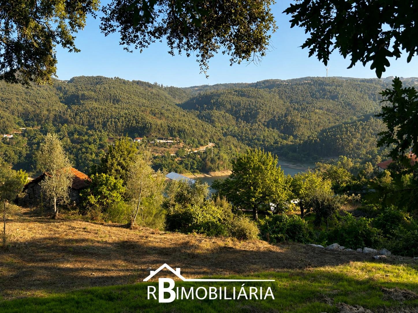 Moradia V2 em Pedra com Vista sobre a Albufeira de Ribeiradio – Sejães, Oliveira de Frades